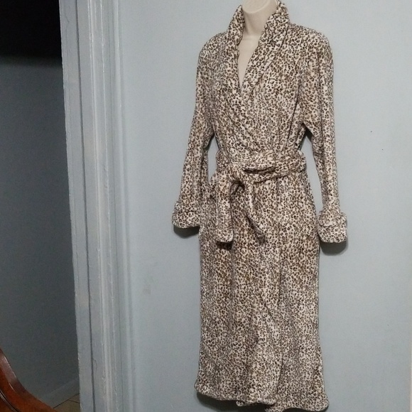 Oscar de la Renta buttery soft leopard print bathrobe - Picture 4 of 16